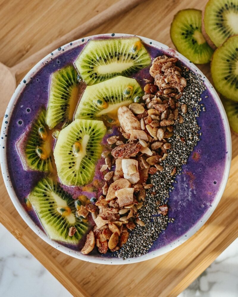 Tropical Blueberry-Kiwi Smoothiebowl -1