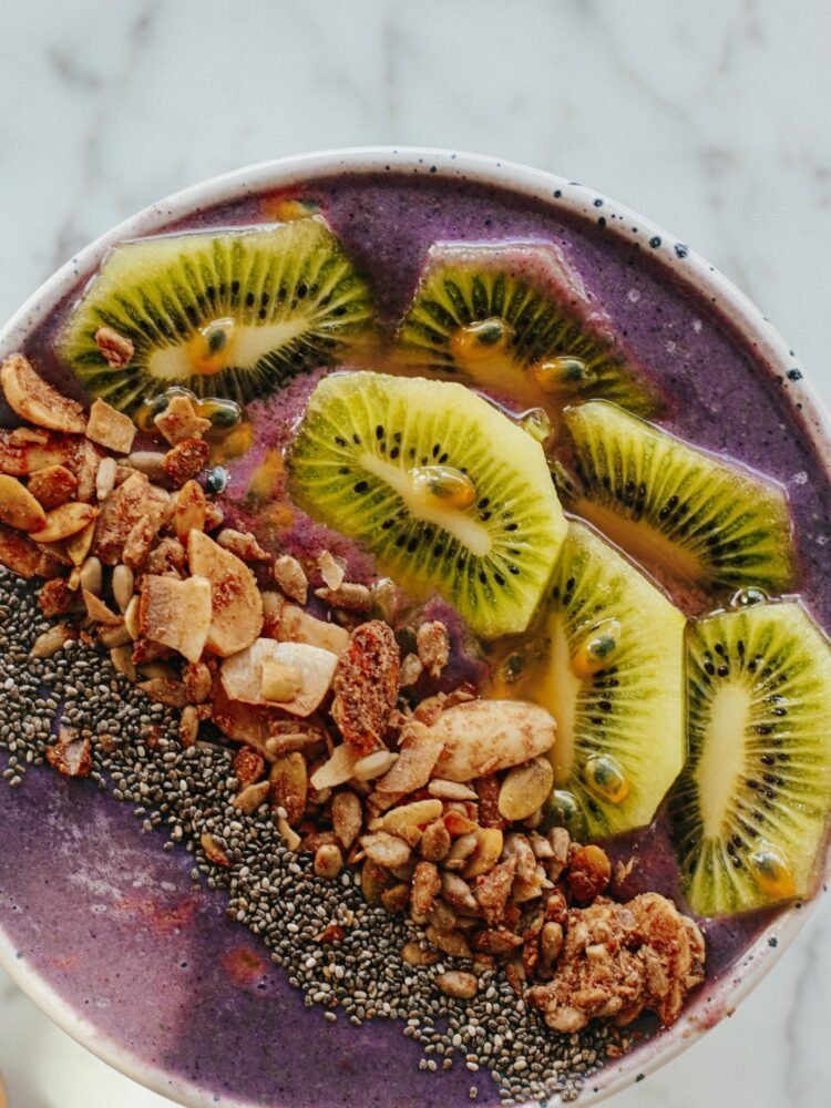 Tropical Blueberry-Kiwi Smoothiebowl -3